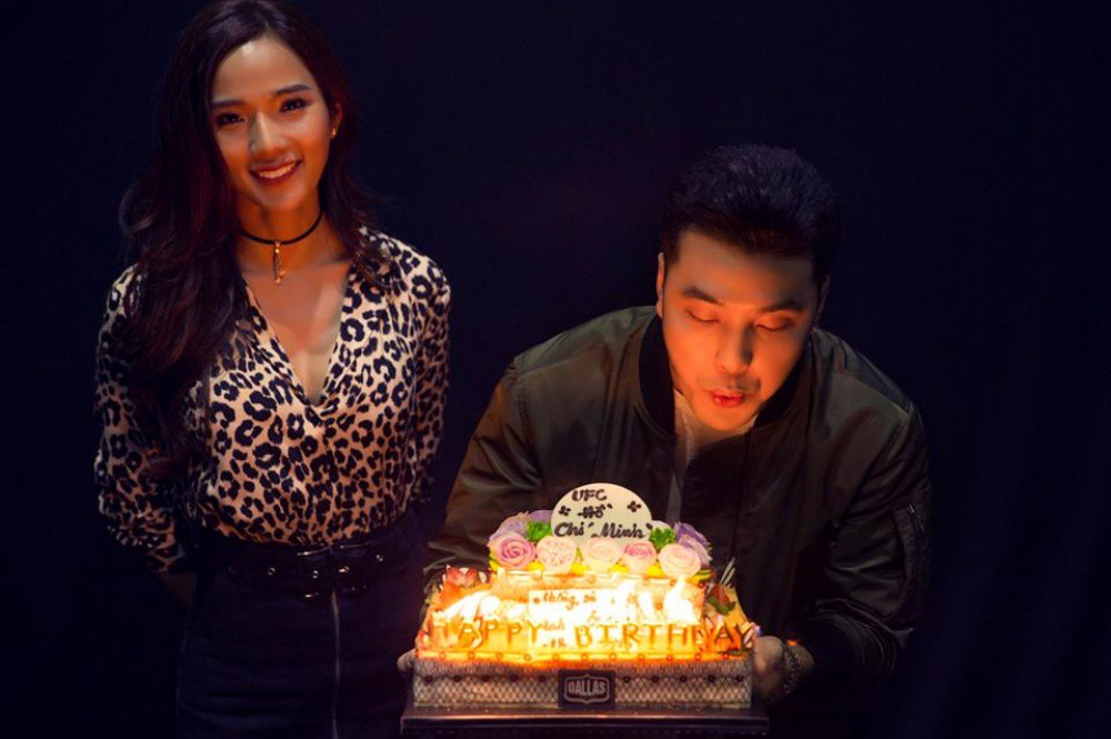 Ưng Ho&agrave;ng Ph&uacute;c t&igrave;nh tứ chăm s&oacute;c vợ trong buổi ra mắt phim ngắn ca nhạc - Ảnh 9.