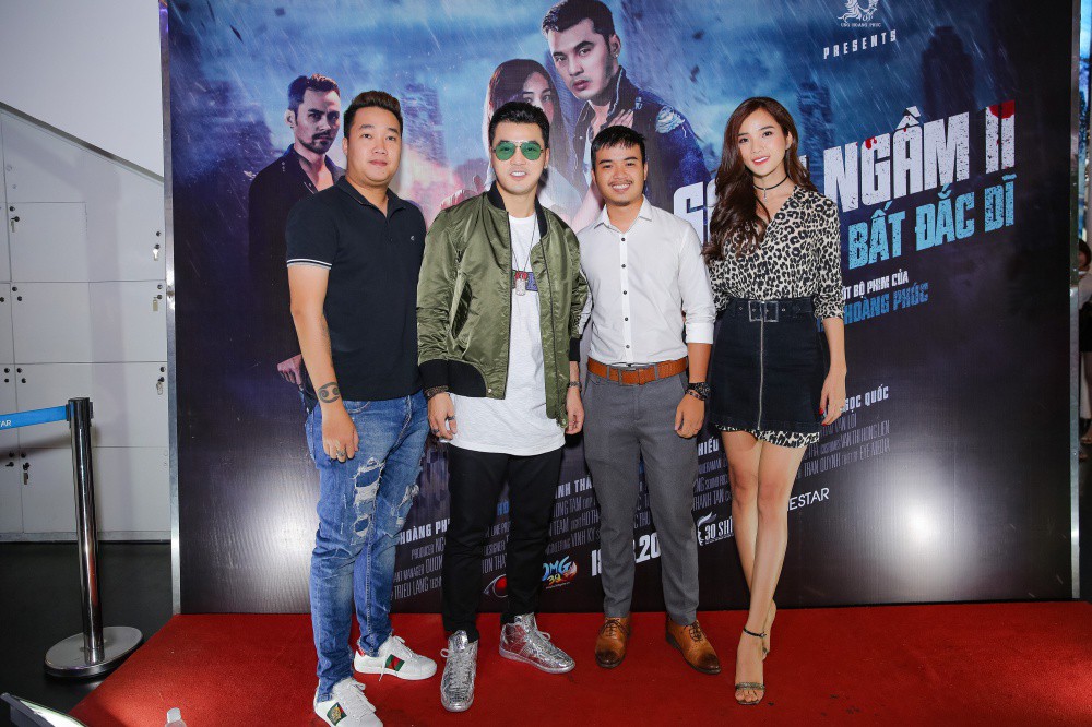 Ưng Ho&agrave;ng Ph&uacute;c t&igrave;nh tứ chăm s&oacute;c vợ trong buổi ra mắt phim ngắn ca nhạc - Ảnh 5.