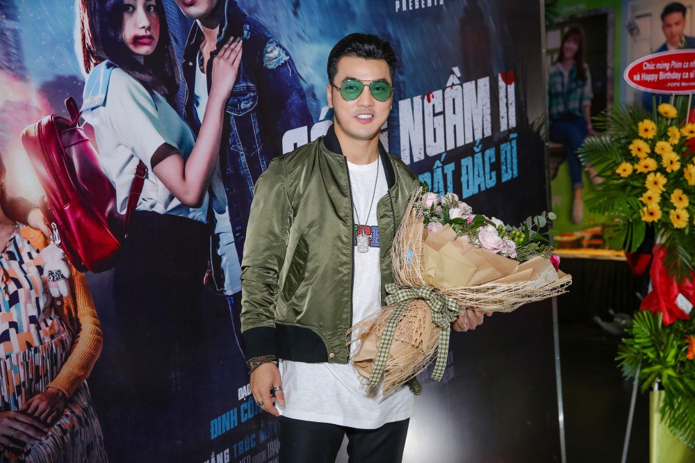 Ưng Ho&agrave;ng Ph&uacute;c t&igrave;nh tứ chăm s&oacute;c vợ trong buổi ra mắt phim ngắn ca nhạc - Ảnh 2.