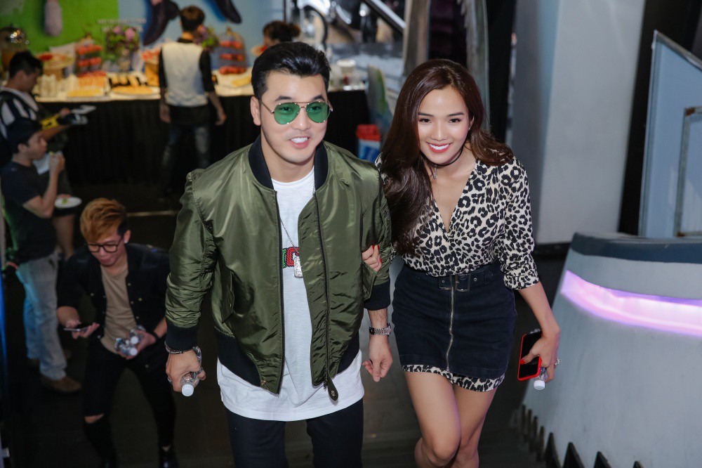 Ưng Ho&agrave;ng Ph&uacute;c t&igrave;nh tứ chăm s&oacute;c vợ trong buổi ra mắt phim ngắn ca nhạc - Ảnh 7.