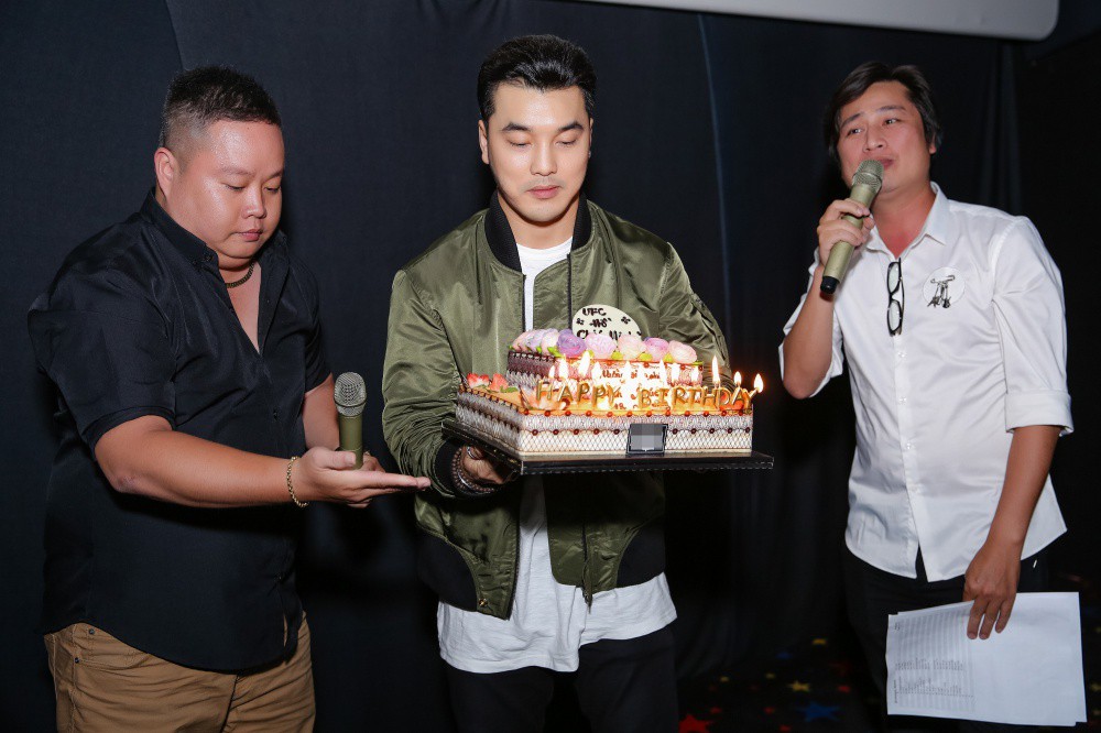 Ưng Ho&agrave;ng Ph&uacute;c t&igrave;nh tứ chăm s&oacute;c vợ trong buổi ra mắt phim ngắn ca nhạc - Ảnh 8.