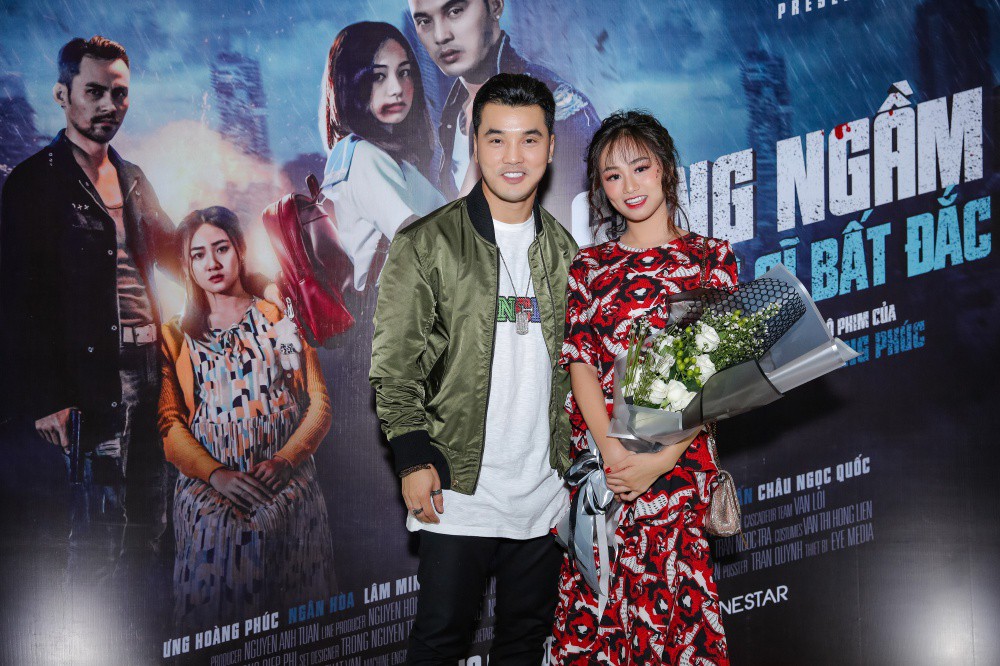 Ưng Ho&agrave;ng Ph&uacute;c t&igrave;nh tứ chăm s&oacute;c vợ trong buổi ra mắt phim ngắn ca nhạc - Ảnh 10.