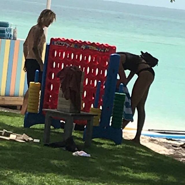 N&oacute;ng mặt với kiểu &ocirc;m ấp &ldquo;nhạy cảm&rdquo; ở chốn c&ocirc;ng cộng của Justin Bieber v&agrave; vợ sắp cưới  - Ảnh 3.