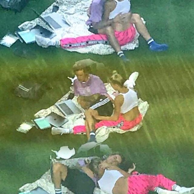 N&oacute;ng mặt với kiểu &ocirc;m ấp &ldquo;nhạy cảm&rdquo; ở chốn c&ocirc;ng cộng của Justin Bieber v&agrave; vợ sắp cưới  - Ảnh 1.