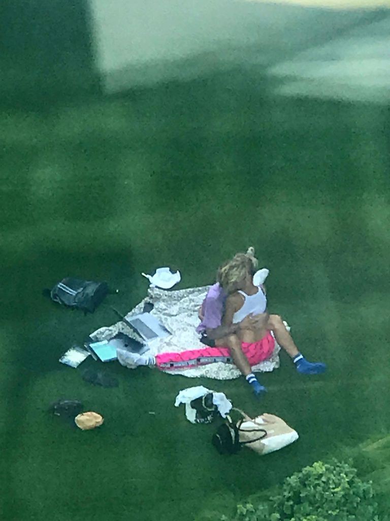 N&oacute;ng mặt với kiểu &ocirc;m ấp &ldquo;nhạy cảm&rdquo; ở chốn c&ocirc;ng cộng của Justin Bieber v&agrave; vợ sắp cưới  - Ảnh 2.