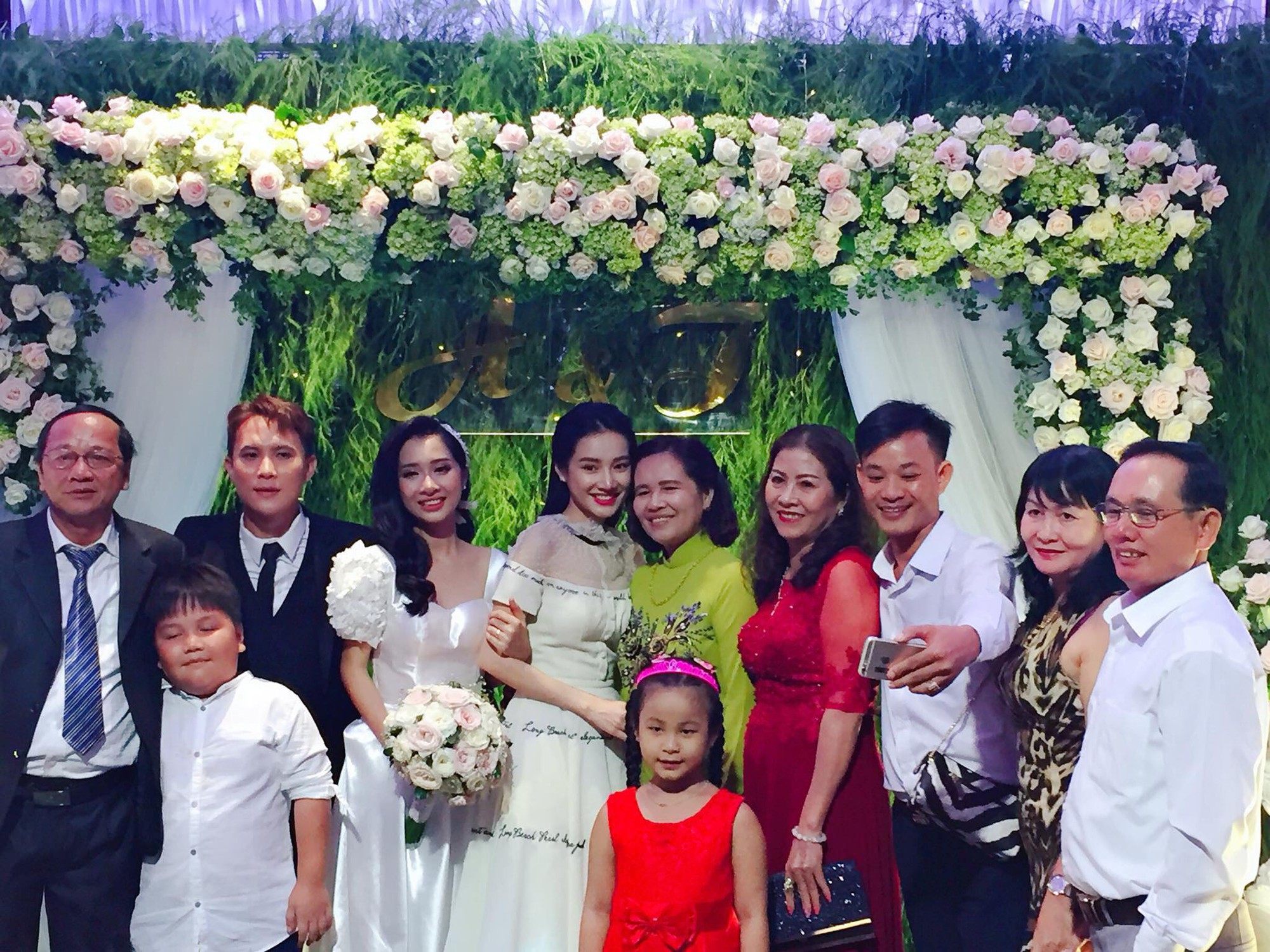 Nh&atilde; Phương rạng rỡ trong đ&aacute;m cưới em g&aacute;i, Trường Giang vắng mặt kh&oacute; hiểu - Ảnh 4.