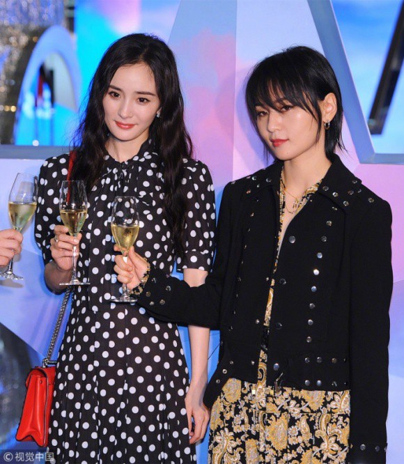 Giữa ồn &agrave;o lợi dụng Địch Lệ Nhiệt Ba, Dương Mịch bị ch&ecirc; cằm vu&ocirc;ng k&eacute;m sắc - Ảnh 1.