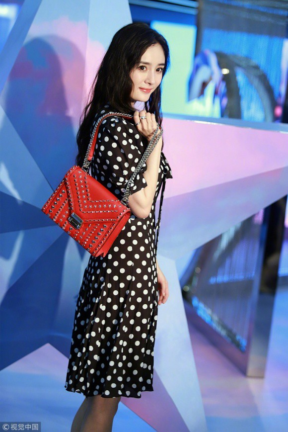 Giữa ồn &agrave;o lợi dụng Địch Lệ Nhiệt Ba, Dương Mịch bị ch&ecirc; cằm vu&ocirc;ng k&eacute;m sắc - Ảnh 2.