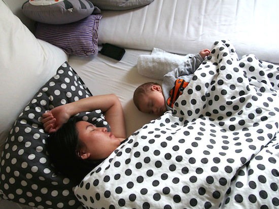 N&agrave;ng d&acirc;u c&oacute; kỳ ở cữ ngược đời: Mẹ đẻ đến chăm chẳng l&agrave;m g&igrave; chỉ ngủ, mẹ chồng đi l&agrave;m về một tay cơm nước, dọn dẹp - Ảnh 2.