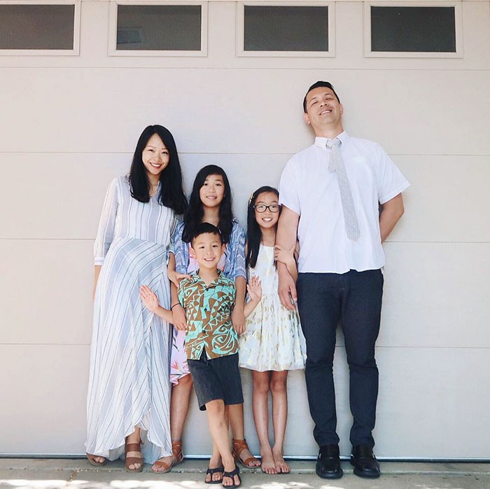 B&agrave; mẹ 3 con c&oacute; h&agrave;ng trăm ngh&igrave;n người h&acirc;m mộ nhờ biệt t&agrave;i h&ocirc; biến đồ cũ th&agrave;nh quần &aacute;o thời trang cho cả gia đ&igrave;nh - Ảnh 3.