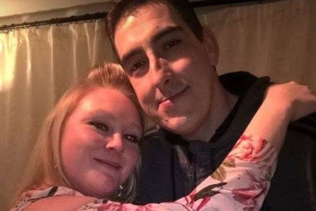 D&ugrave; biết cuộc h&ocirc;n nh&acirc;n n&agrave;y ngắn chẳng t&agrave;y gang, người vợ vẫn dũng cảm tổ chức đ&aacute;m cưới v&agrave; tiễn chồng ra đi m&atilde;i m&atilde;i chỉ 13 giờ sau - Ảnh 1.