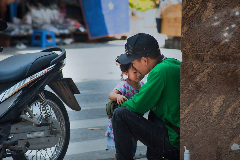 Chỉ với một khoảnh khắc giản dị và khiêm nhường, bức ảnh ông bố xe ôm và con gái đã khiến cộng đồng MXH tan chảy - Ảnh 2. Chỉ với một khoảnh khắc giản dị và khiêm nhường, bức ảnh ông bố xe ôm và con gái đã khiến cộng đồng MXH tan chảy - Ảnh 2.