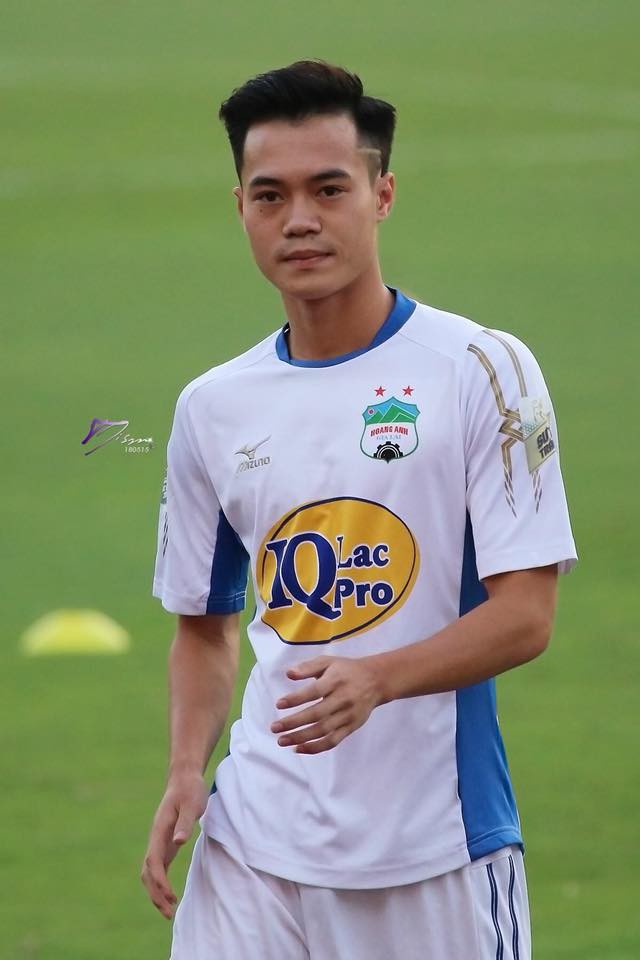 Trước m&aacute;i t&oacute;c v&agrave;ng đang g&acirc;y sốt, h&oacute;a ra Văn To&agrave;n c&ograve;n để nhiều kiểu t&oacute;c chất nghệ v&agrave; trendy chẳng k&eacute;m - Ảnh 5.