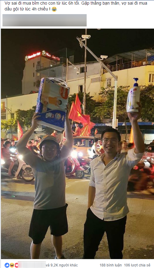 Khoảnh khắc đ&aacute;ng y&ecirc;u của những &ocirc;ng bố bỉm sữa trong giờ ph&uacute;t vỡ &ograve;a trước chiến thắng của c&aacute;c tuyển thủ U23 Việt Nam - Ảnh 1.