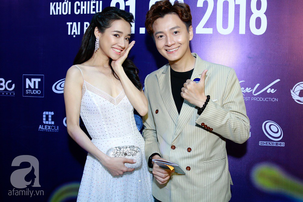 Lần đầu xuất hiện tại nơi công cộng sau Lễ đính hôn, Nhã Phương bất ngờ gầy trơ xương nhưng tự tin khoe nhẫn cưới - Ảnh 5. Lần đầu xuất hiện tại nơi công cộng sau Lễ đính hôn, Nhã Phương bất ngờ gầy trơ xương nhưng tự tin khoe nhẫn cưới - Ảnh 5.