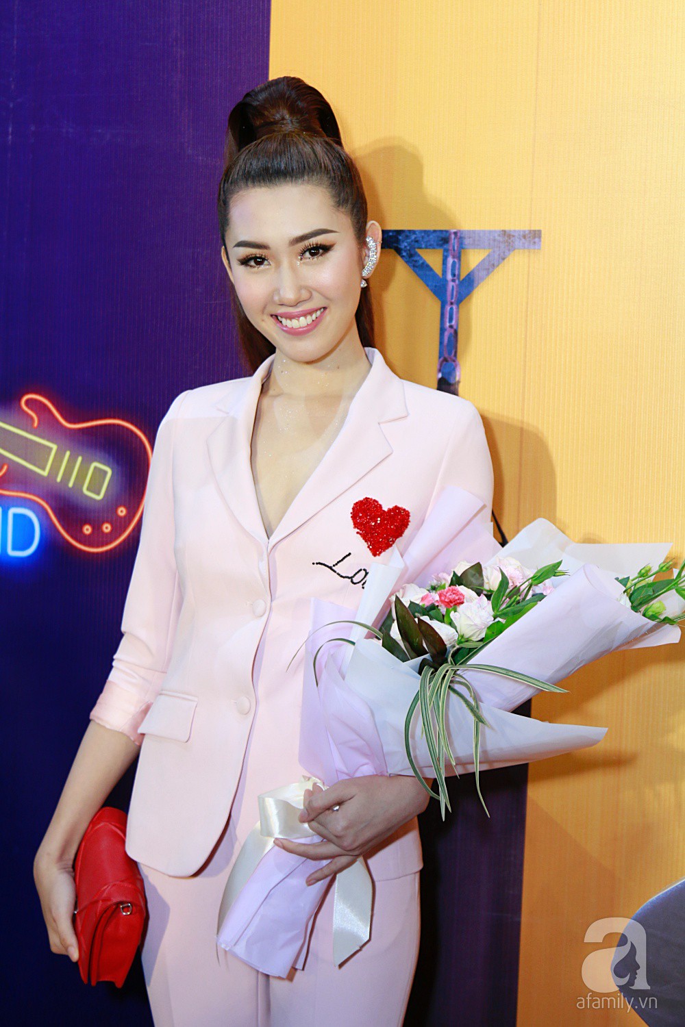 Lần đầu xuất hiện tại nơi công cộng sau Lễ đính hôn, Nhã Phương bất ngờ gầy trơ xương nhưng tự tin khoe nhẫn cưới - Ảnh 11. Lần đầu xuất hiện tại nơi công cộng sau Lễ đính hôn, Nhã Phương bất ngờ gầy trơ xương nhưng tự tin khoe nhẫn cưới - Ảnh 11.