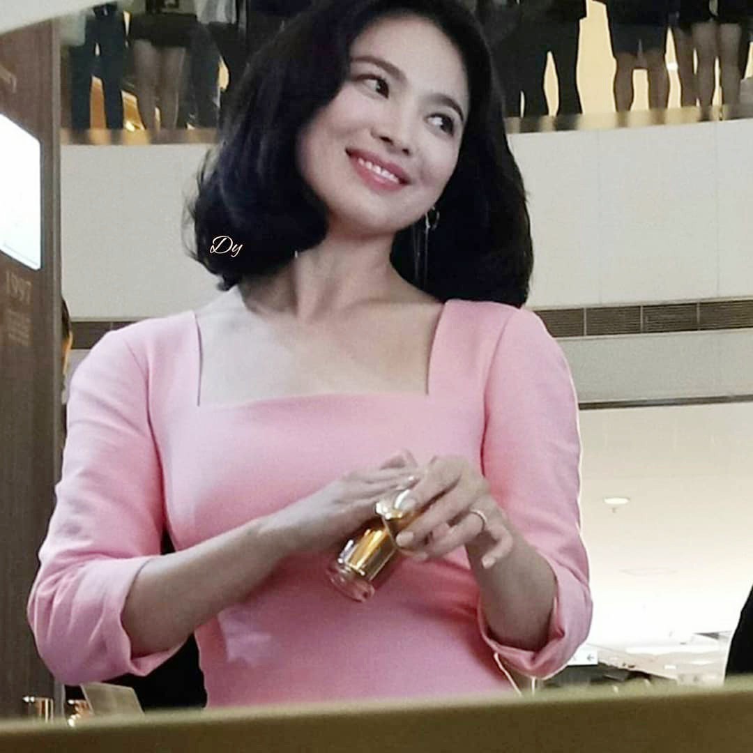 Ngược đời Song Hye Kyo dự sự kiện: Hình chính thức dìm đau đớn, ảnh fan chụp vội lại đẹp tựa nữ thần - Ảnh 3. Ngược đời Song Hye Kyo dự sự kiện: Hình chính thức dìm đau đớn, ảnh fan chụp vội lại đẹp tựa nữ thần - Ảnh 3.