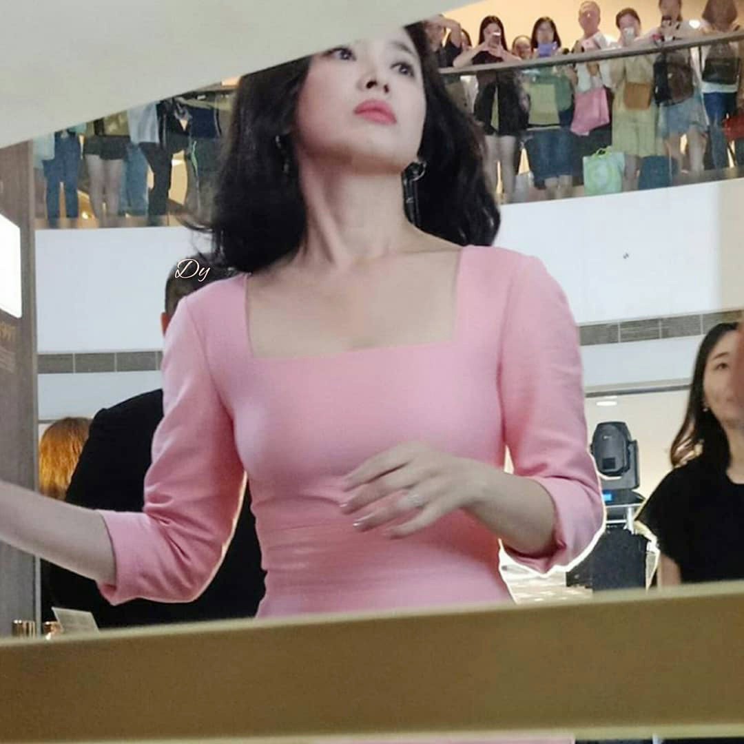 Ngược đời Song Hye Kyo dự sự kiện: Hình chính thức dìm đau đớn, ảnh fan chụp vội lại đẹp tựa nữ thần - Ảnh 4. Ngược đời Song Hye Kyo dự sự kiện: Hình chính thức dìm đau đớn, ảnh fan chụp vội lại đẹp tựa nữ thần - Ảnh 4.