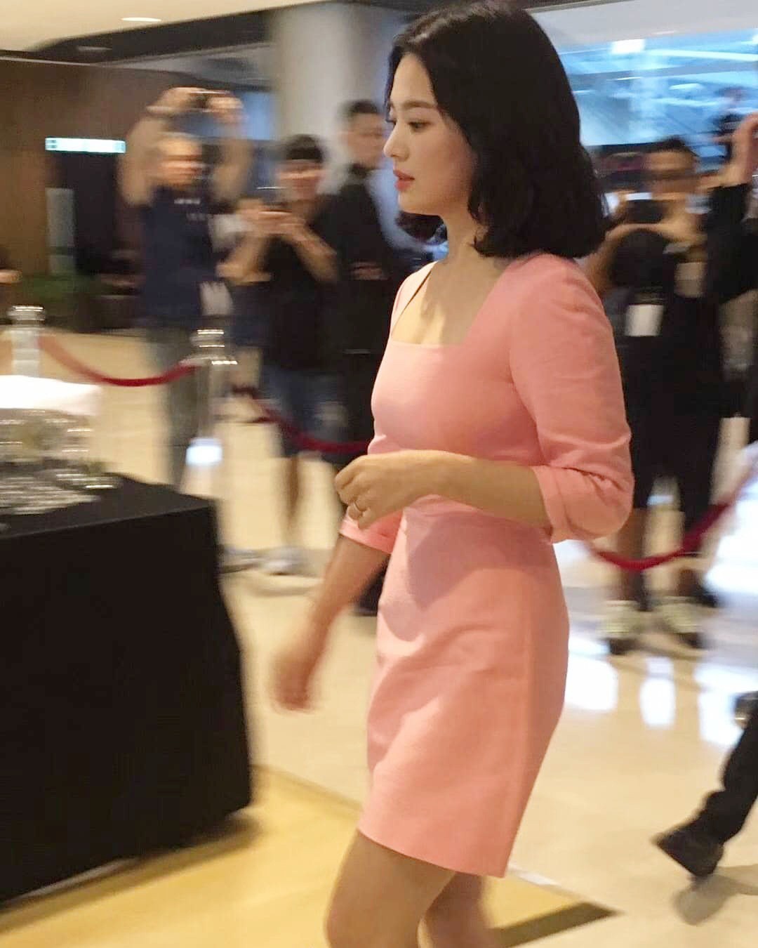 Ngược đời Song Hye Kyo dự sự kiện: Hình chính thức dìm đau đớn, ảnh fan chụp vội lại đẹp tựa nữ thần - Ảnh 5. Ngược đời Song Hye Kyo dự sự kiện: Hình chính thức dìm đau đớn, ảnh fan chụp vội lại đẹp tựa nữ thần - Ảnh 5.