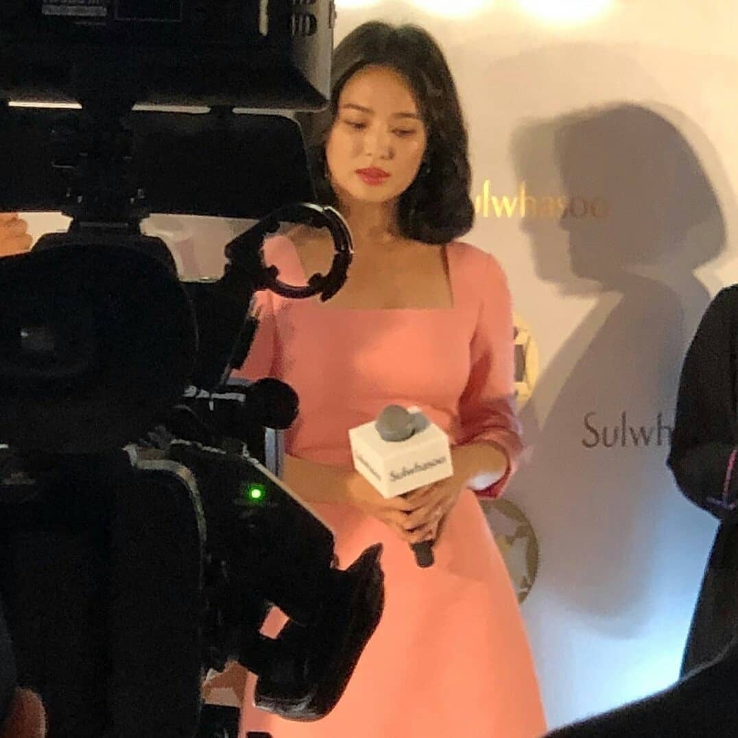 Ngược đời Song Hye Kyo dự sự kiện: Hình chính thức dìm đau đớn, ảnh fan chụp vội lại đẹp tựa nữ thần - Ảnh 6. Ngược đời Song Hye Kyo dự sự kiện: Hình chính thức dìm đau đớn, ảnh fan chụp vội lại đẹp tựa nữ thần - Ảnh 6.