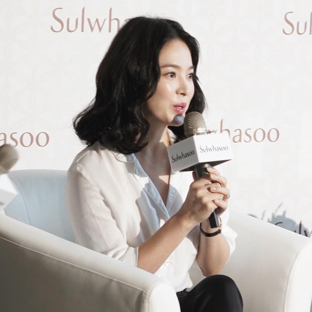 Ngược đời Song Hye Kyo dự sự kiện: Hình chính thức dìm đau đớn, ảnh fan chụp vội lại đẹp tựa nữ thần - Ảnh 9. Ngược đời Song Hye Kyo dự sự kiện: Hình chính thức dìm đau đớn, ảnh fan chụp vội lại đẹp tựa nữ thần - Ảnh 9.