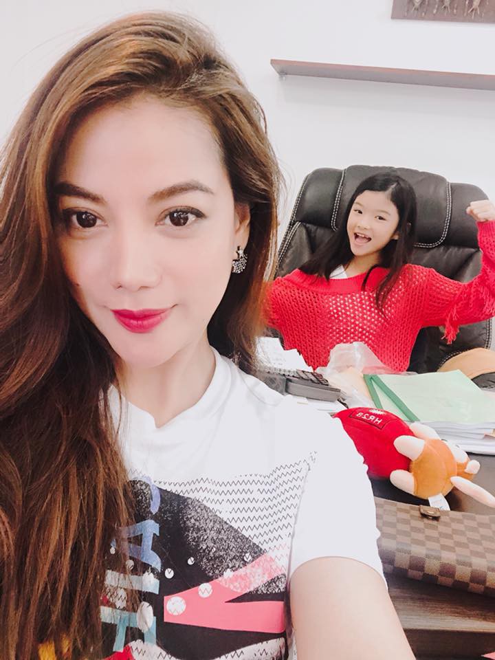 Có mẹ là mỹ nhân, chẳng lạ khi con gái Trương Ngọc Ánh càng lớn càng xinh và duyên dáng - Ảnh 10. Có mẹ là mỹ nhân, chẳng lạ khi con gái Trương Ngọc Ánh càng lớn càng xinh và duyên dáng - Ảnh 10.