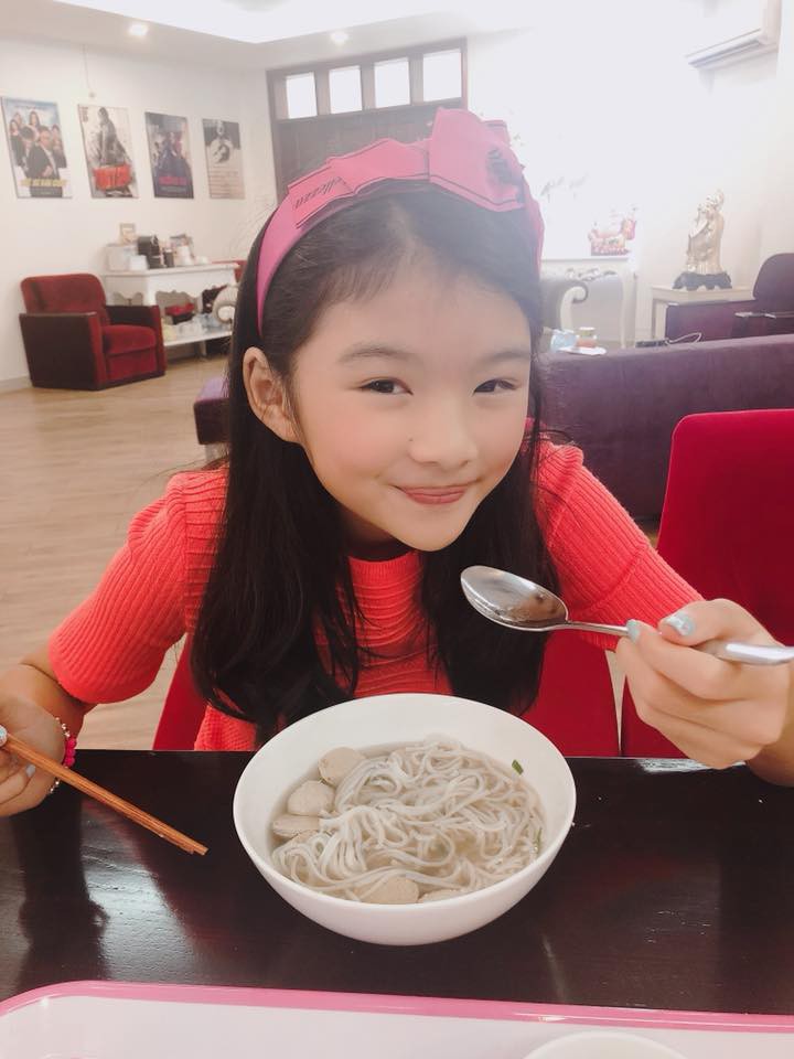 Có mẹ là mỹ nhân, chẳng lạ khi con gái Trương Ngọc Ánh càng lớn càng xinh và duyên dáng - Ảnh 2. Có mẹ là mỹ nhân, chẳng lạ khi con gái Trương Ngọc Ánh càng lớn càng xinh và duyên dáng - Ảnh 2.
