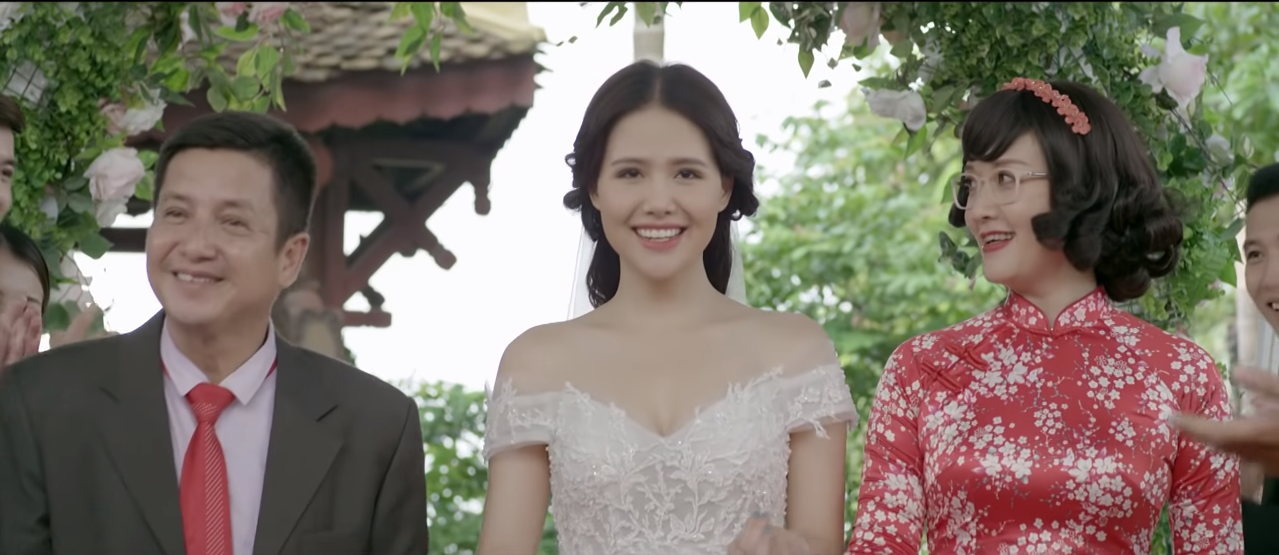 Đám cưới con gái mình mà Vân Dung - Chí Trung diện đồ đỏ chói hút hết sự chú ý - Ảnh 1. Đám cưới con gái mình mà Vân Dung - Chí Trung diện đồ đỏ chói hút hết sự chú ý - Ảnh 1.