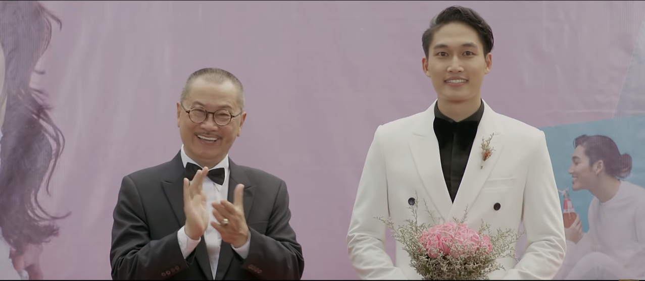 Đám cưới con gái mình mà Vân Dung - Chí Trung diện đồ đỏ chói hút hết sự chú ý - Ảnh 2. Đám cưới con gái mình mà Vân Dung - Chí Trung diện đồ đỏ chói hút hết sự chú ý - Ảnh 2.