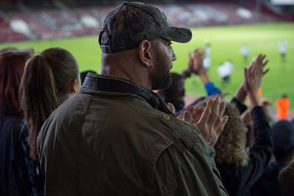 Chuyện g&igrave; sẽ xảy ra khi một trận đấu b&oacute;ng đ&aacute; bỗng trở th&agrave;nh mối đe dọa với 35.000 sinh mạng? - Ảnh 5.