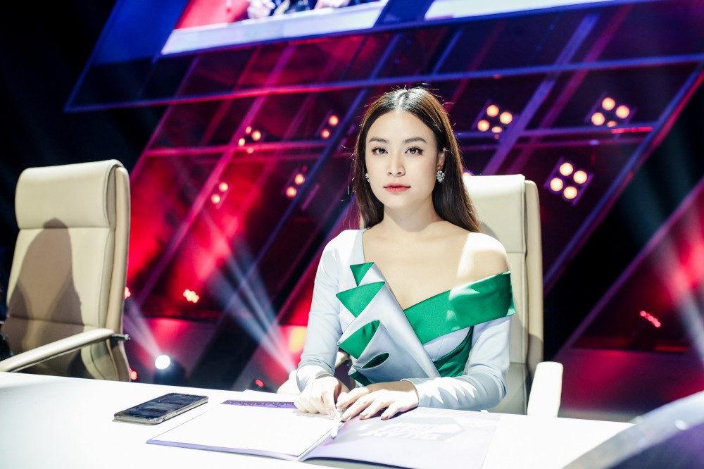 Hương Tràm gây sốc khi hát Từ hôm nay của Chi Pu để thị phạm ở The Debut - Ảnh 1. Hương Tràm gây sốc khi hát Từ hôm nay của Chi Pu để thị phạm ở The Debut - Ảnh 1.