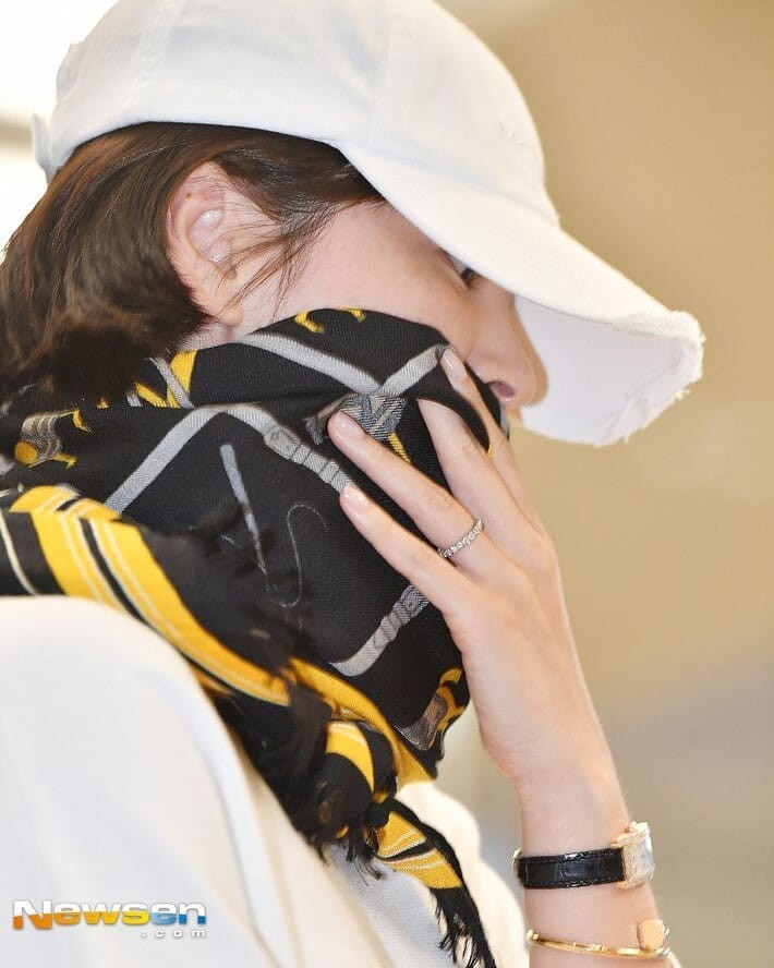 Choáng trước mặt mộc 100% zoom đến từng lỗ chân lông của Song Hye Kyo tại sân bay - Ảnh 3. Choáng trước mặt mộc 100% zoom đến từng lỗ chân lông của Song Hye Kyo tại sân bay - Ảnh 3.