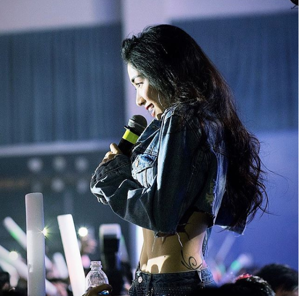 Sở hữu v&oacute;c d&aacute;ng &ldquo;hạt ti&ecirc;u&rdquo; khi&ecirc;m tốn nhưng những sao nữ n&agrave;y lại c&oacute; th&acirc;n h&igrave;nh n&oacute;ng bỏng đến bất ngờ - Ảnh 21.