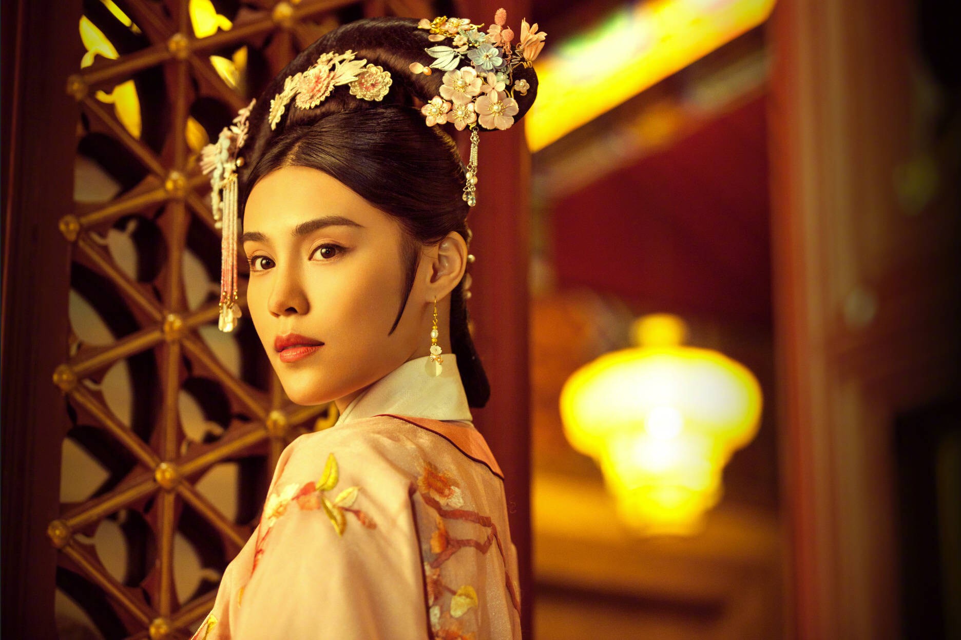 Đáng thương như cô gái này: Vừa giao chiến hậu cung đã chết sớm, lại còn bị chê bai vì gương mặt giống đàn ông - Ảnh 7. Đáng thương như cô gái này: Vừa giao chiến hậu cung đã chết sớm, lại còn bị chê bai vì gương mặt giống đàn ông - Ảnh 7.