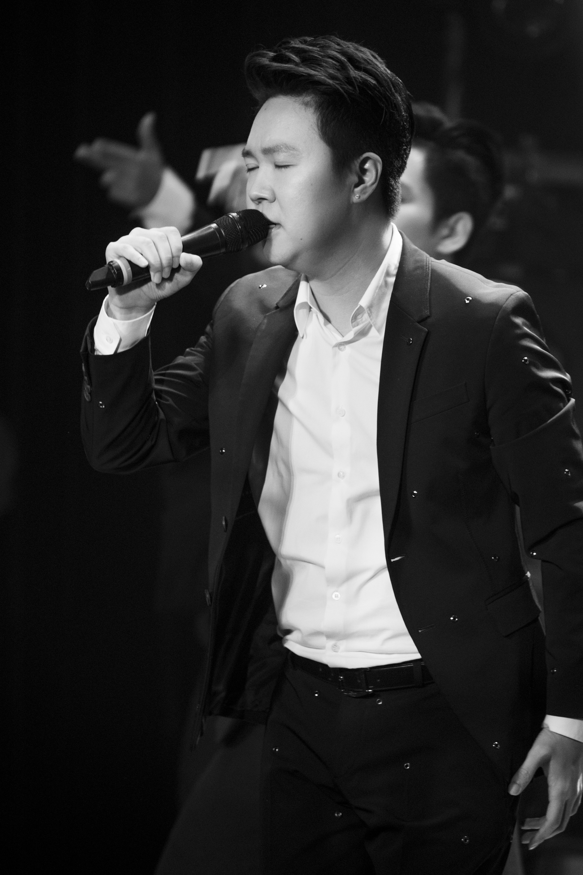 Diva Hồng Nhung gây choáng với bức ảnh khoe trọn lưng trần trên sân khấu - Ảnh 7. Diva Hồng Nhung gây choáng với bức ảnh khoe trọn lưng trần trên sân khấu - Ảnh 7.