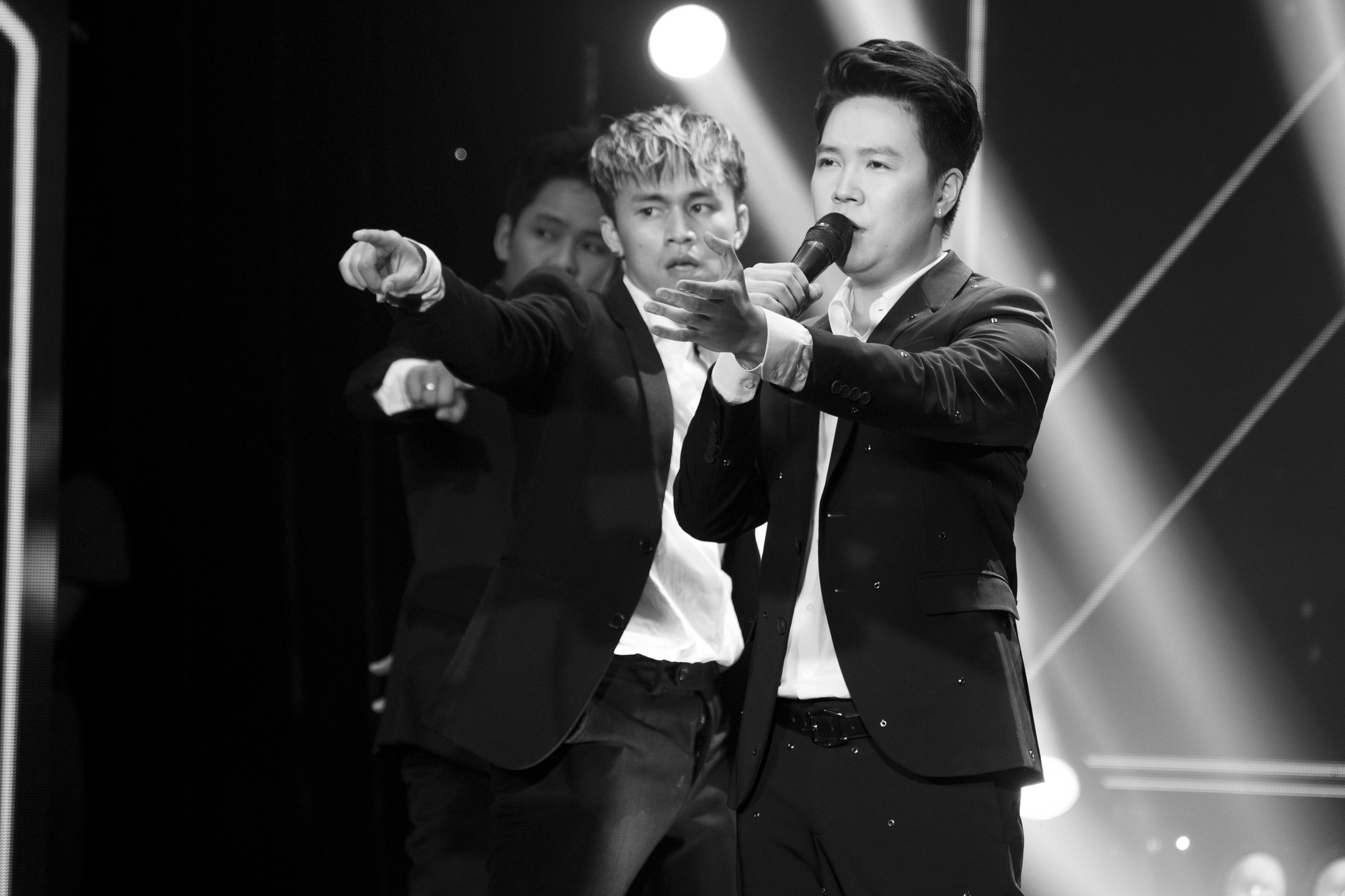 Diva Hồng Nhung gây choáng với bức ảnh khoe trọn lưng trần trên sân khấu - Ảnh 6. Diva Hồng Nhung gây choáng với bức ảnh khoe trọn lưng trần trên sân khấu - Ảnh 6.