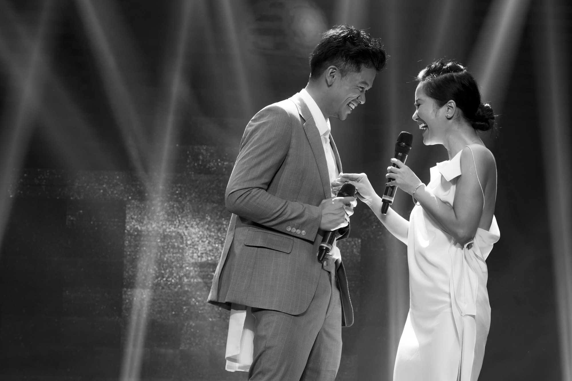 Diva Hồng Nhung gây choáng với bức ảnh khoe trọn lưng trần trên sân khấu - Ảnh 16. Diva Hồng Nhung gây choáng với bức ảnh khoe trọn lưng trần trên sân khấu - Ảnh 16.