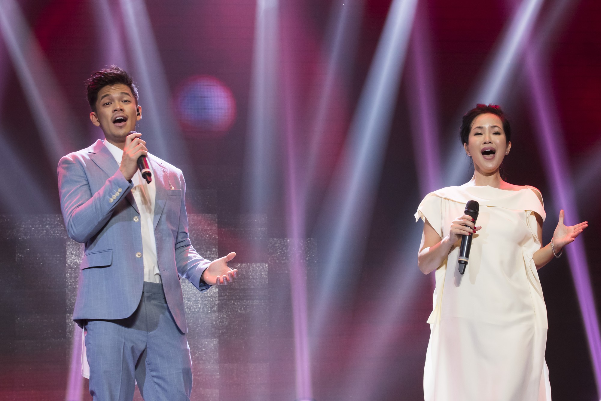 Diva Hồng Nhung gây choáng với bức ảnh khoe trọn lưng trần trên sân khấu - Ảnh 18. Diva Hồng Nhung gây choáng với bức ảnh khoe trọn lưng trần trên sân khấu - Ảnh 18.