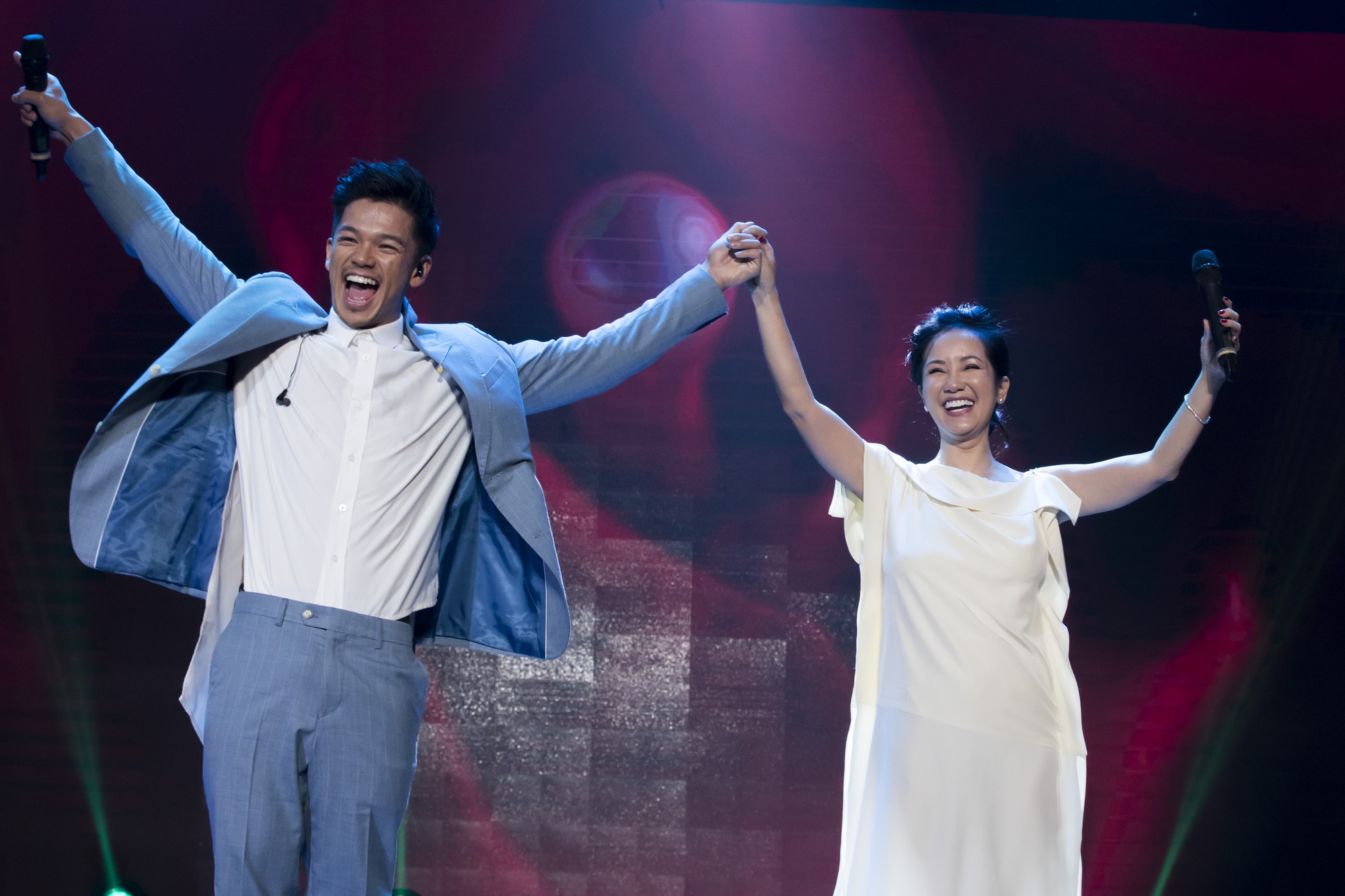 Diva Hồng Nhung gây choáng với bức ảnh khoe trọn lưng trần trên sân khấu - Ảnh 17. Diva Hồng Nhung gây choáng với bức ảnh khoe trọn lưng trần trên sân khấu - Ảnh 17.