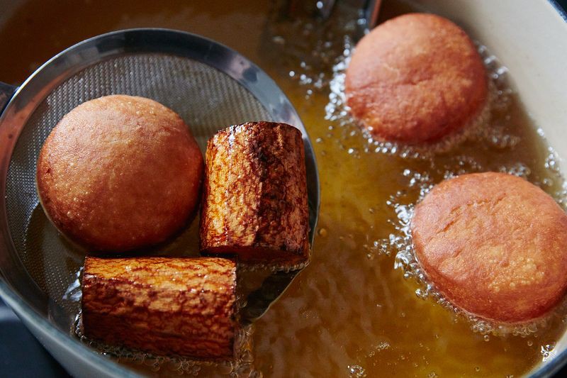 Học theo ông bà xưa, cứ chiên món nào tôi cũng cho 2 miếng cà rốt vào chảo, đó là bí quyết để món rán không bị đen sì - Ảnh 2. Học theo ông bà xưa, cứ chiên món nào tôi cũng cho 2 miếng cà rốt vào chảo, đó là bí quyết để món rán không bị đen sì - Ảnh 2.