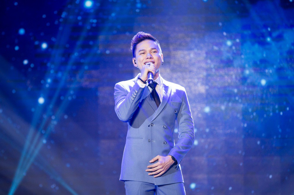 Diva Hồng Nhung gây choáng với bức ảnh khoe trọn lưng trần trên sân khấu - Ảnh 11. Diva Hồng Nhung gây choáng với bức ảnh khoe trọn lưng trần trên sân khấu - Ảnh 11.