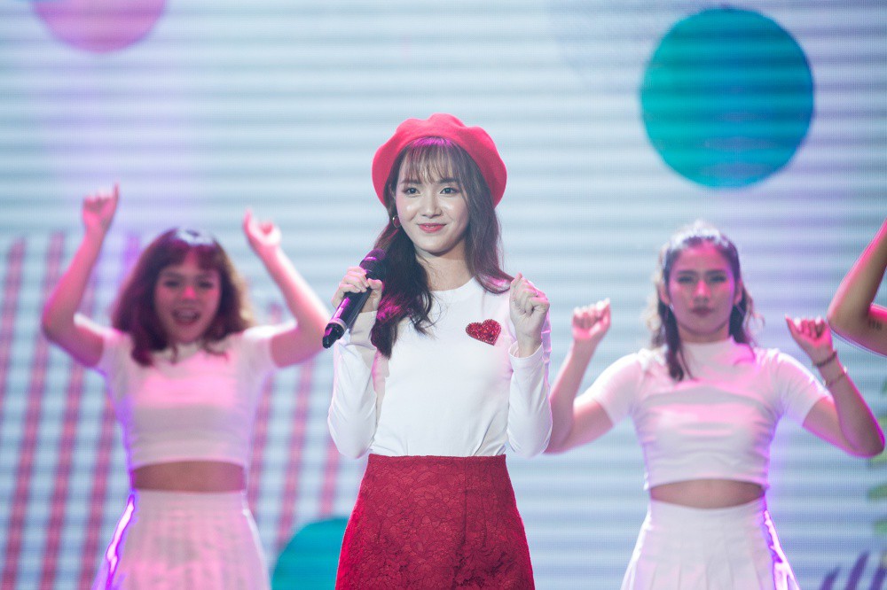 Diva Hồng Nhung gây choáng với bức ảnh khoe trọn lưng trần trên sân khấu - Ảnh 13. Diva Hồng Nhung gây choáng với bức ảnh khoe trọn lưng trần trên sân khấu - Ảnh 13.