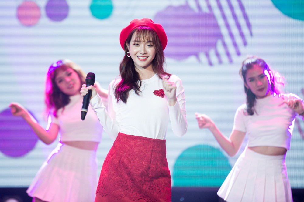 Diva Hồng Nhung gây choáng với bức ảnh khoe trọn lưng trần trên sân khấu - Ảnh 12. Diva Hồng Nhung gây choáng với bức ảnh khoe trọn lưng trần trên sân khấu - Ảnh 12.