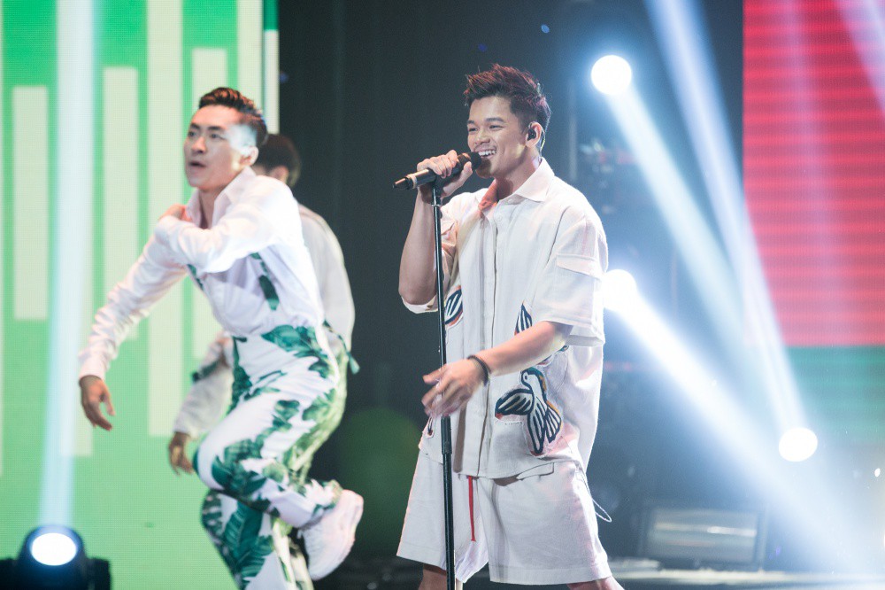 Diva Hồng Nhung gây choáng với bức ảnh khoe trọn lưng trần trên sân khấu - Ảnh 15. Diva Hồng Nhung gây choáng với bức ảnh khoe trọn lưng trần trên sân khấu - Ảnh 15.