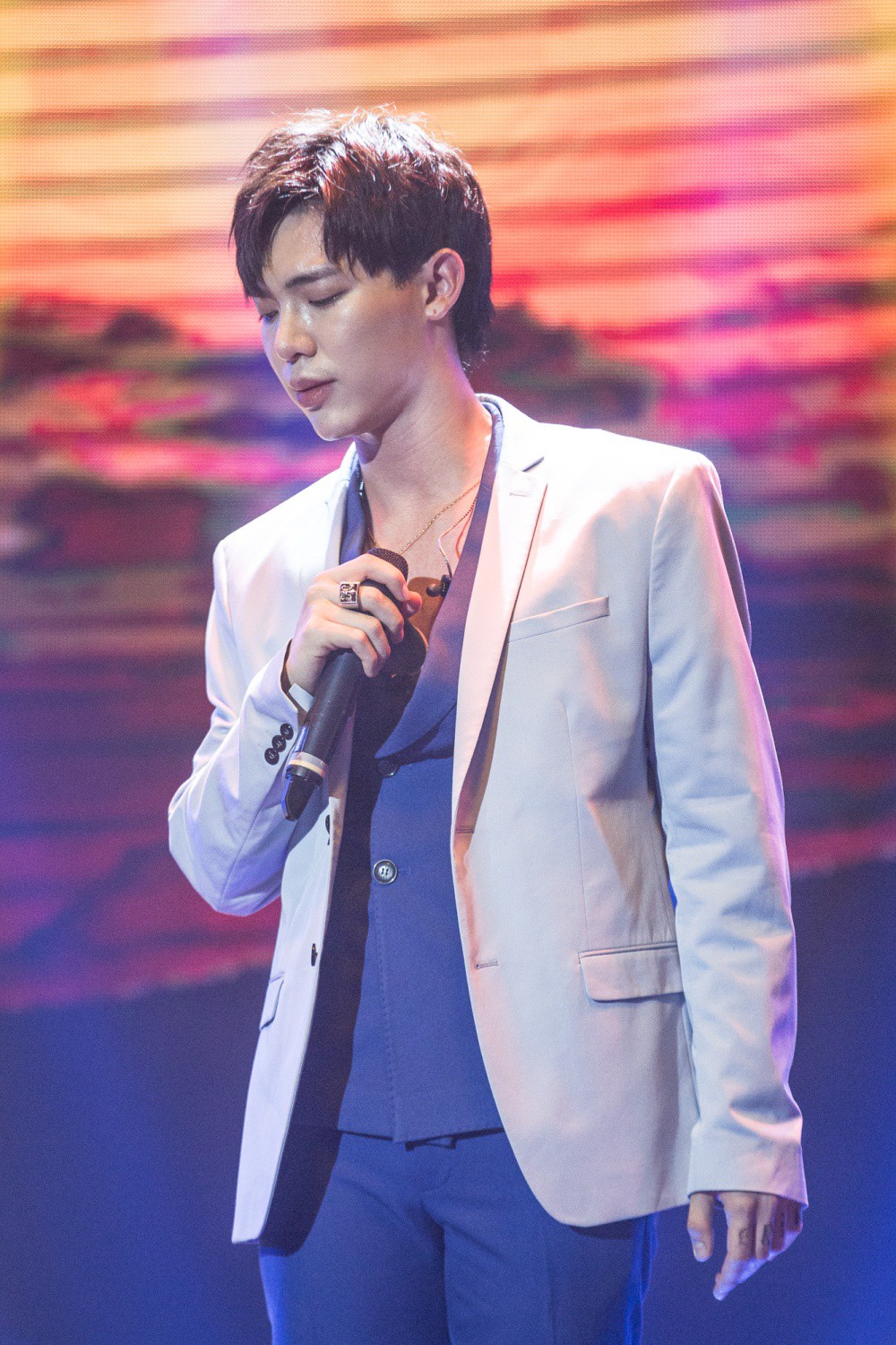 Diva Hồng Nhung gây choáng với bức ảnh khoe trọn lưng trần trên sân khấu - Ảnh 20. Diva Hồng Nhung gây choáng với bức ảnh khoe trọn lưng trần trên sân khấu - Ảnh 20.