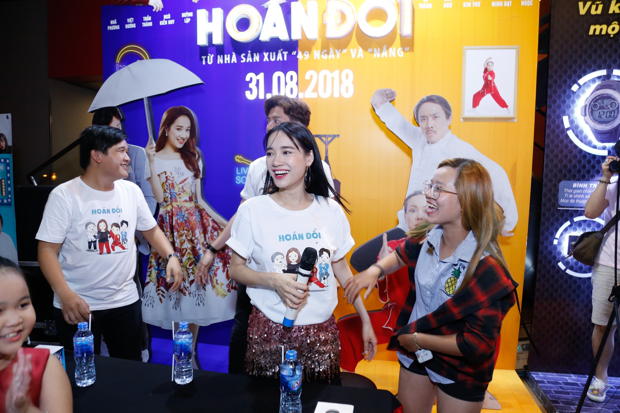 Hết dùng ví che, Nhã Phương lại diện áo thun rộng thùng thình chẳng thấy bụng ở đâu - Ảnh 3. Hết dùng ví che, Nhã Phương lại diện áo thun rộng thùng thình chẳng thấy bụng ở đâu - Ảnh 3.