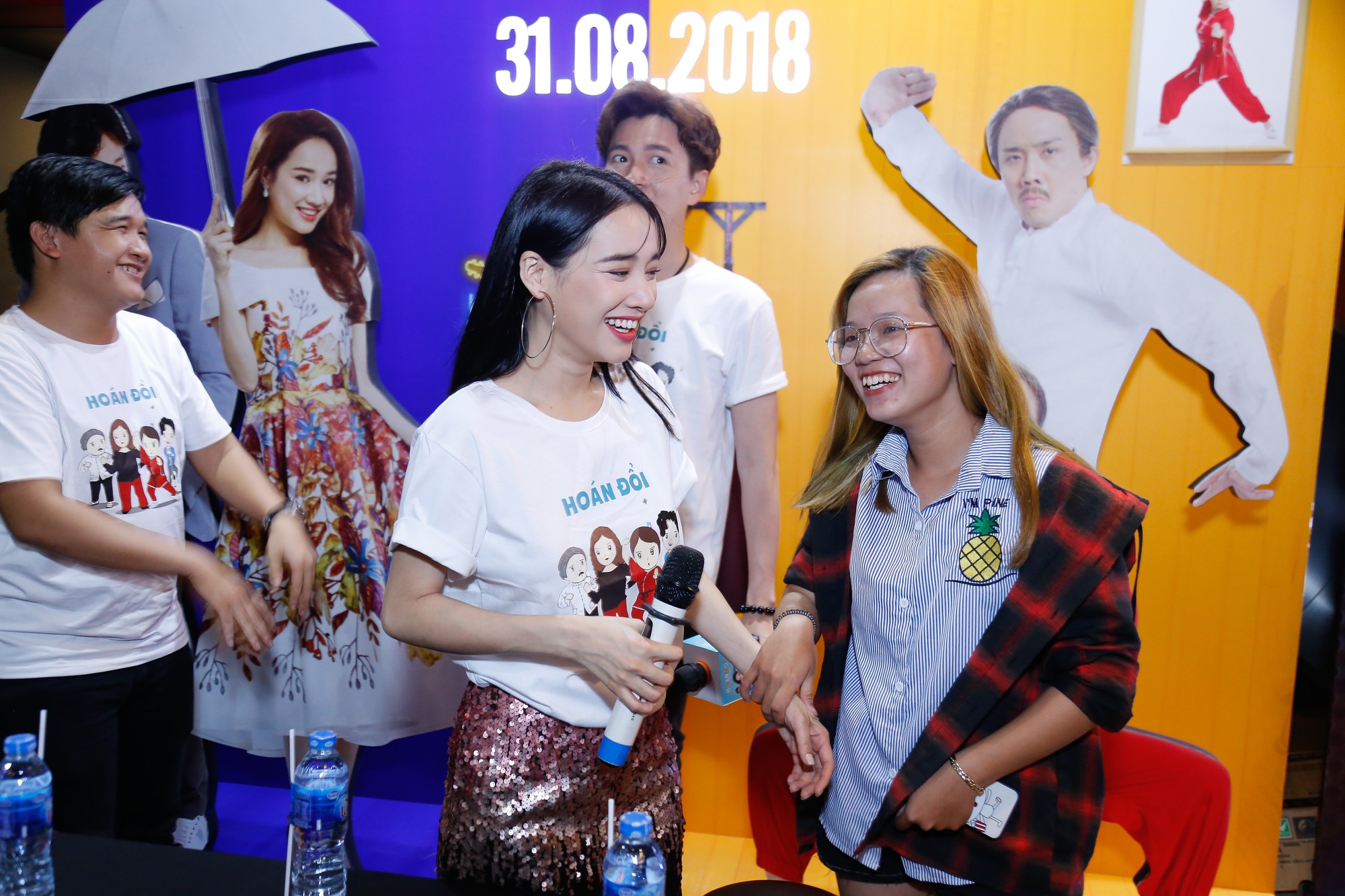 Hết dùng ví che, Nhã Phương lại diện áo thun rộng thùng thình chẳng thấy bụng ở đâu - Ảnh 4. Hết dùng ví che, Nhã Phương lại diện áo thun rộng thùng thình chẳng thấy bụng ở đâu - Ảnh 4.