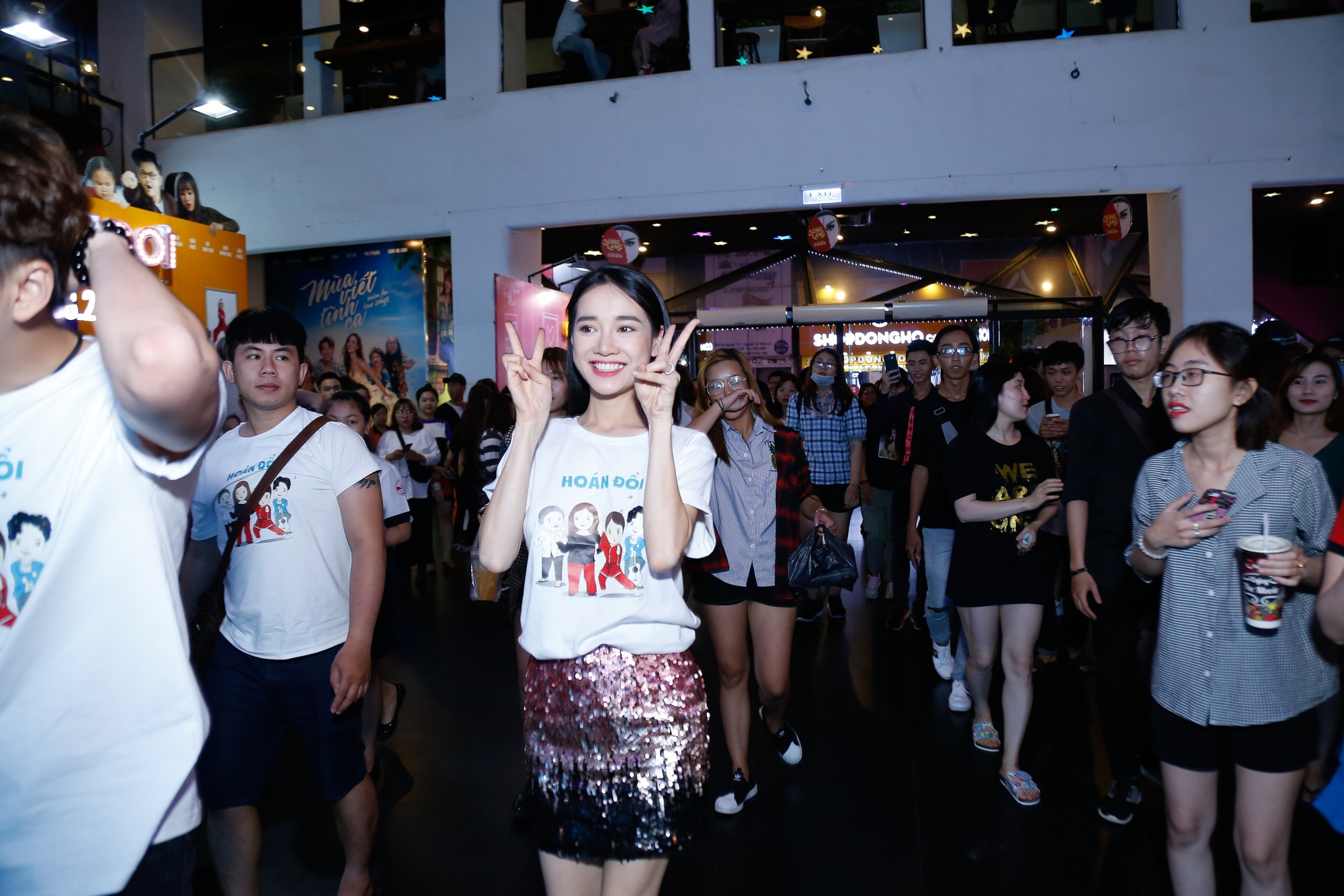 Hết dùng ví che, Nhã Phương lại diện áo thun rộng thùng thình chẳng thấy bụng ở đâu - Ảnh 1. Hết dùng ví che, Nhã Phương lại diện áo thun rộng thùng thình chẳng thấy bụng ở đâu - Ảnh 1.