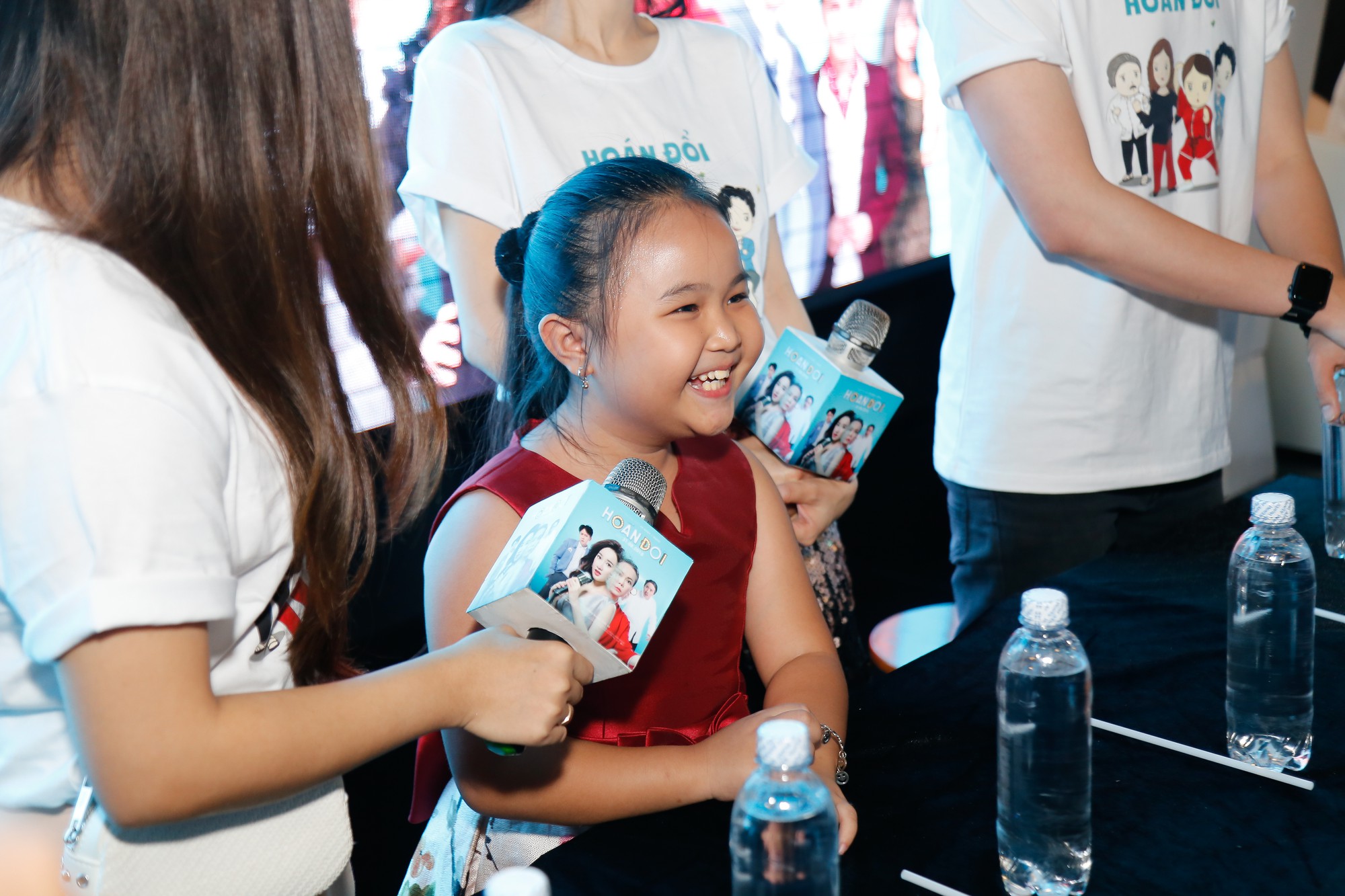 Hết dùng ví che, Nhã Phương lại diện áo thun rộng thùng thình chẳng thấy bụng ở đâu - Ảnh 9. Hết dùng ví che, Nhã Phương lại diện áo thun rộng thùng thình chẳng thấy bụng ở đâu - Ảnh 9.