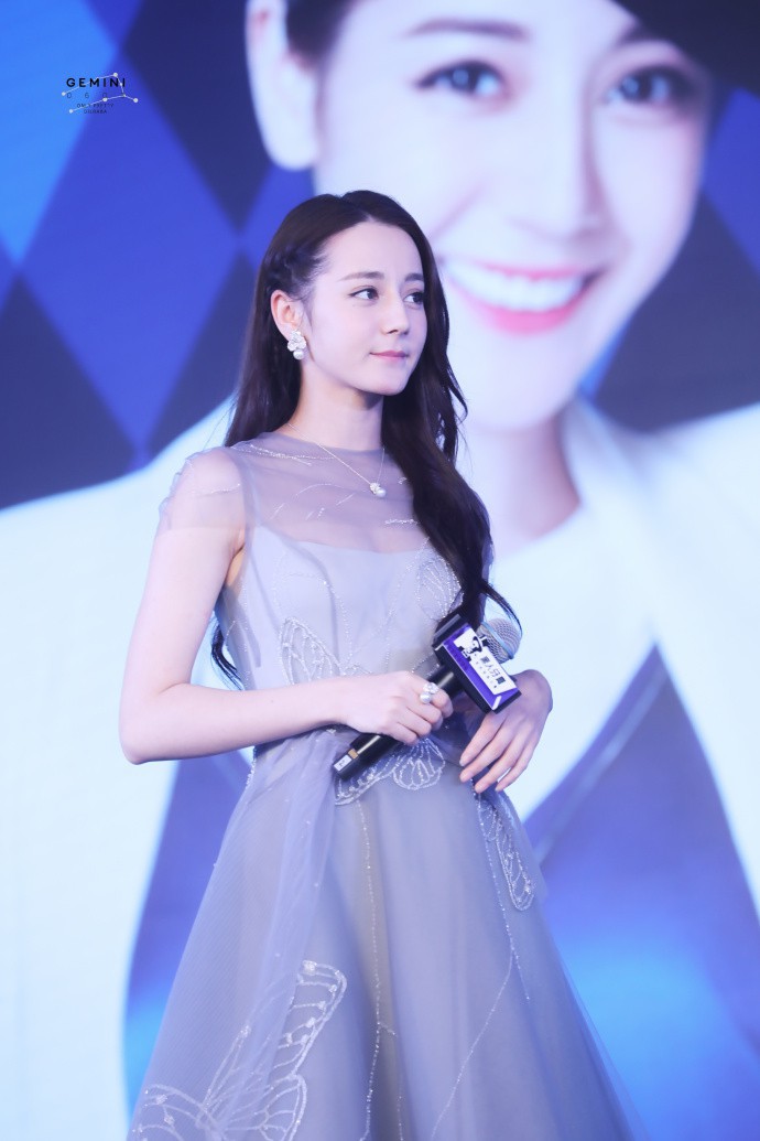 Đẳng cấp nhan sắc Địch Lệ Nhiệt Ba: Ảnh không photoshop vẫn được khen xinh đẹp rạng rỡ - Ảnh 2. Đẳng cấp nhan sắc Địch Lệ Nhiệt Ba: Ảnh không photoshop vẫn được khen xinh đẹp rạng rỡ - Ảnh 2.